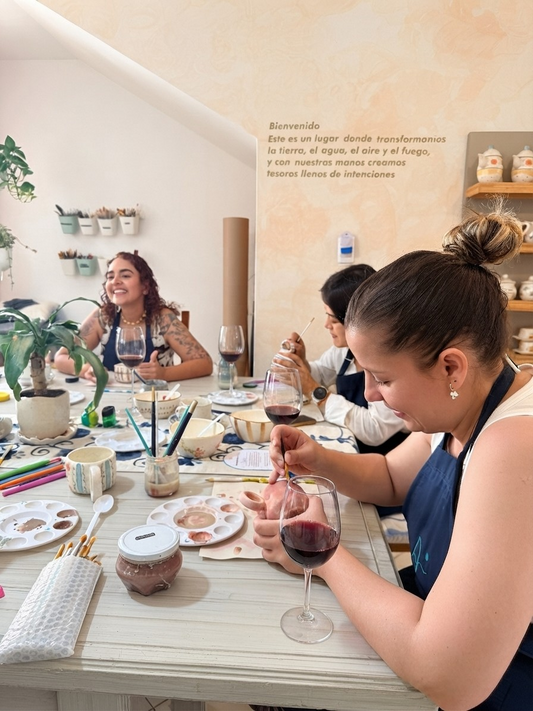 Experiencia de cerámica: Jueves de vino y pinceladas pm