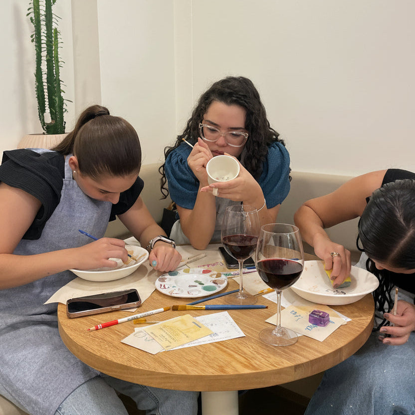 Experiencia de cerámica: Jueves de vino y pinceladas pm
