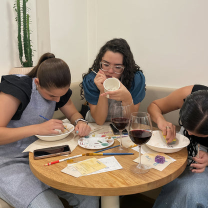 Experiencia de cerámica: Jueves de vino y pinceladas pm