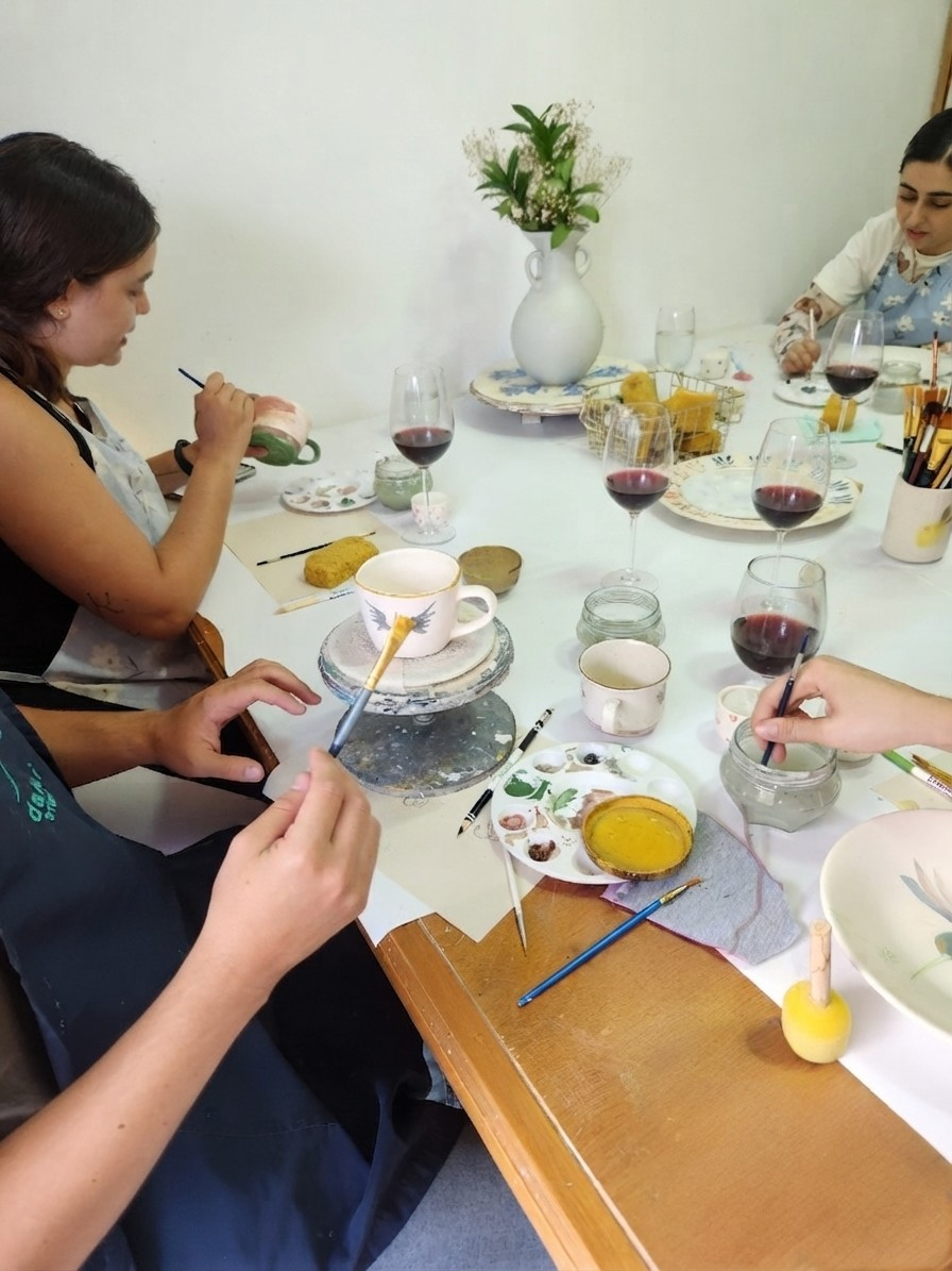 Experiencia de cerámica: Jueves de vino y pinceladas pm